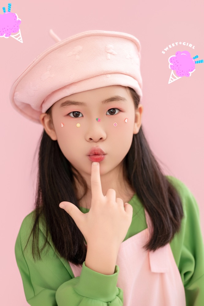 郭梦昕戴着粉色贝雷帽，做出俏皮的表情